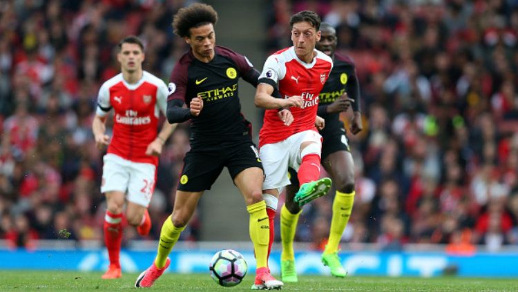 Gelandang Manchester City tengah berduel dengan Mesut Ozil. Copyright: © Catherine Ivill - AMA/Getty Images