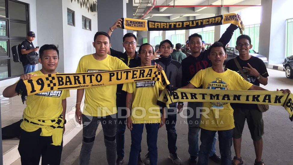 Barito Putera berencana untuk menggabungkan sejumlah komunitas independen menjadi satu kelompok suporter saja, di bawah bendera Barito Mania alias Bartman. Copyright: © Muhammad Adi Yaksa/Indosport