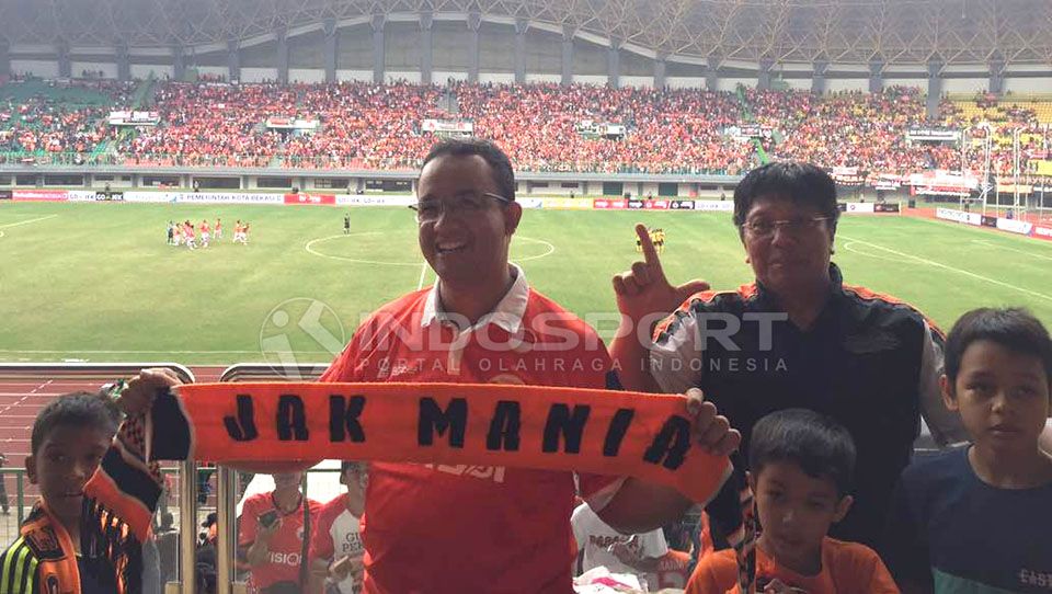 Anies Baswedan ketika menyaksikan pertandingan Persija Jakarta di Patriot Chandrabhaga, Bekasi. Copyright: © Muhammad Adi Yaksa/Indosport