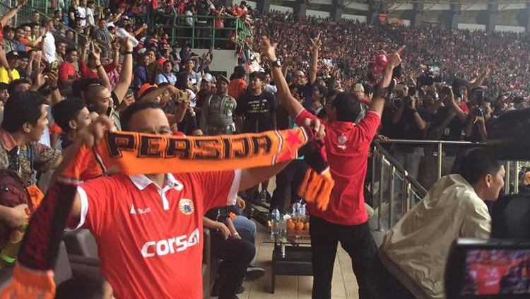 Anies Baswedan dengan syal Persija. Copyright: © Muhammad Adiyaksa/INDOSPORT