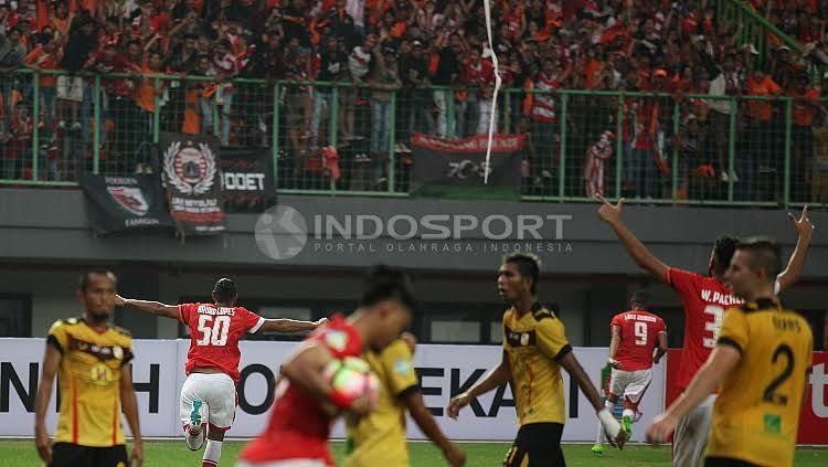 Pertemuan pertama Persija Jakarta vs Barito Putera di stadion Patriot. Copyright: © Herry Ibrahim/Indosport