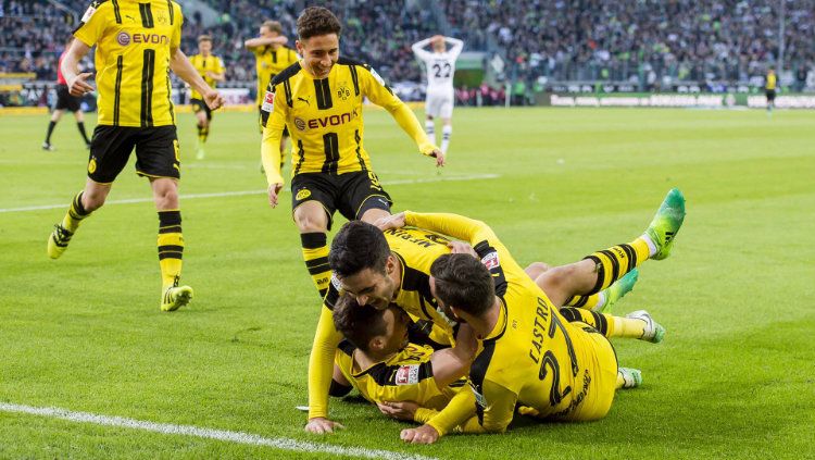 Pemain Dortmund melakukan selebrasi kemenangan. Copyright: © Bundesliga