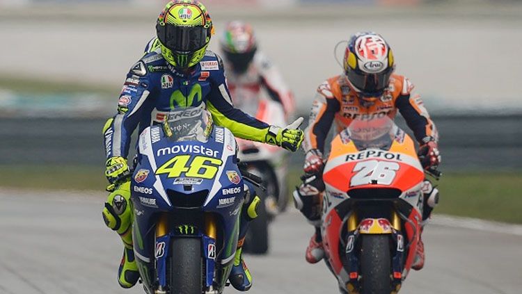 Valentino Rossi saat memberikan jempol kepada Dani Pedrosa. Copyright: © MOHD RASFAN/AFP/Getty Images