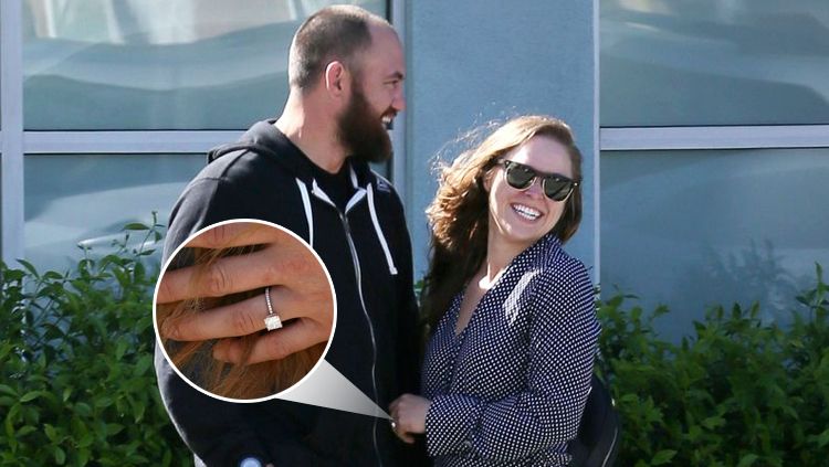 Ronda Rousey menunjukkan kemesraannya dengan Travis Browne di Los Angeles, Amerika Serikar. Copyright: © mirror.co.uk