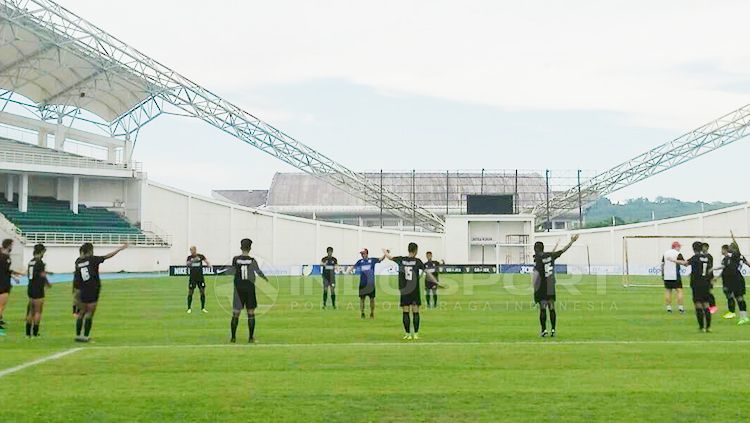 PSM Makassar jalani latihan di Stadion Aji Imbut. Copyright: © Muhammad Basri/INDOSPORT