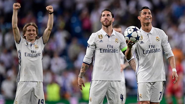 Luka Modric tak menyesalkan kepergian Cristiano Ronaldo dari klub LaLiga Spanyol, Real Madrid. Copyright: © JAVIER SORIANO/AFP/Getty Images