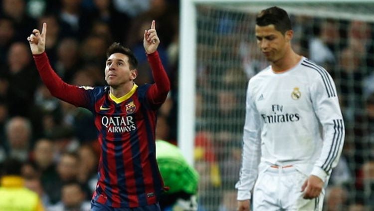Lionel Messi (kiri) dan Cristiano Ronaldo (kanan) kala masih bersaing ketat di LaLiga Spanyol dalam duel-duel El Clasico.  Copyright: © Gonzalo Arroyo Moreno/Getty Images