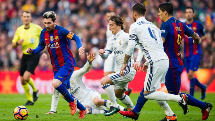 Laga El Clasico akan dimulai dalam beberapa saat lagi. Copyright: © Alex Caparros/Getty Images