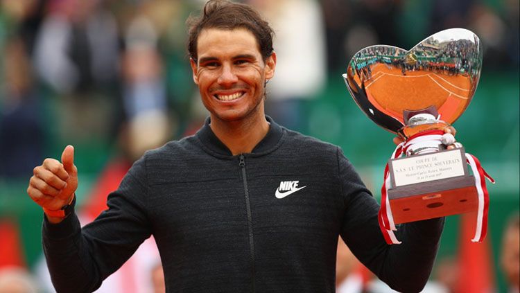 Rafael Nadal angkat trofi Monte Carlo Masters. Copyright: © Fotopress/Getty Images