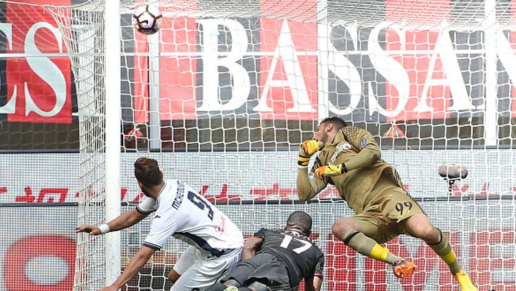 Pemain Empoli, Levan Michedlidze menjebol gawang AC Milan. Copyright: &copy; Marco Luzzani/Getty Images