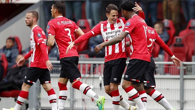 Pemain PSV melakukan selebrasi gol yang dicetak oleh Jurgen Locadia. Copyright: © VI Images via Getty Images