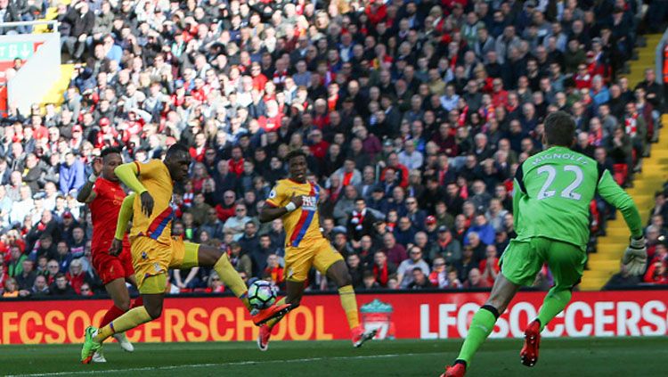 Christian Benteke membobol gawang Liverpool di Anfield. Copyright: © David Blunsden/Action Plus via Getty Images