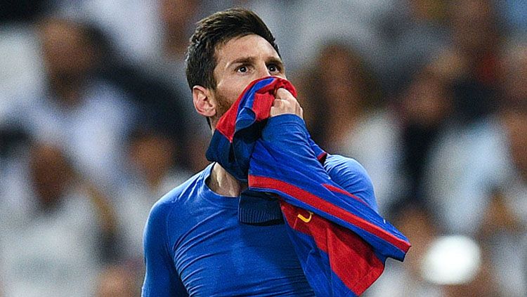 Lionel Messi membuka jerseynya di hadapan fans Real Madrid setelah mencetak gol di menit terakhir. Copyright: © David Ramos/Getty Images