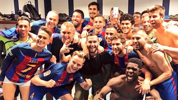 Skuat Barcelona merayakan kemenangan 3-2 atas Real Madrid di El Clasico. Copyright: &copy; TWITTER/@Neymarvellous