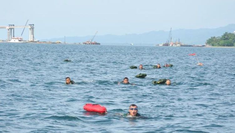 Ilustrasi personel TNI AL tengah berenang di laut. Copyright: &copy; TNI AL