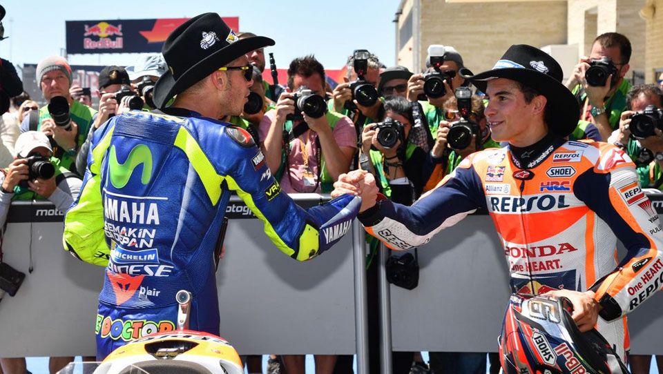 Dani Pedrosa akhirnya turut memberikan opininya terkait kehebatan dua mantan rivalnya di MotoGP yakni Valentino Rossi dan Marc Marquez. Copyright: © twitter@MotoGP