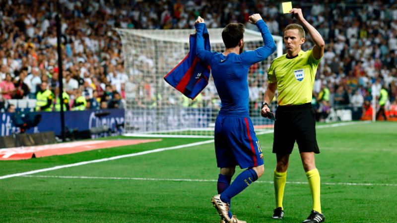 Lionel Messi mendapatkan kartu kuning pasca berselebrasi. Copyright: &copy; OSCAR DEL POZO / Stringer / Getty Images