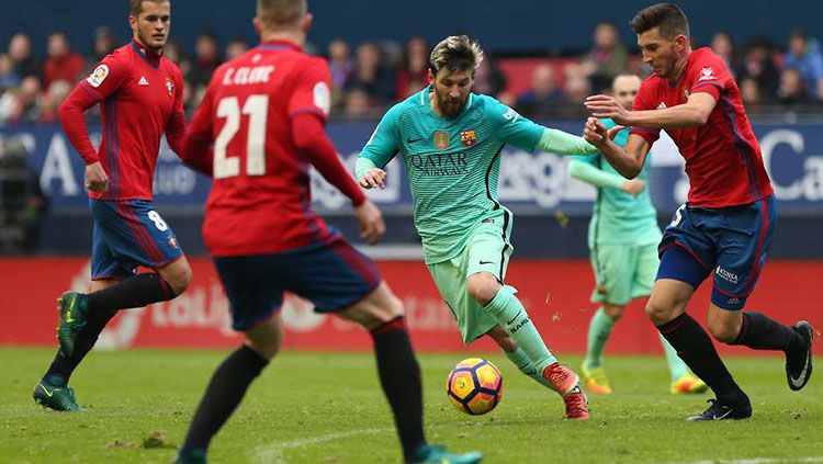 Lionel Messi tengah berusaha melewati tiga pemain Osasuna. Copyright: © Diario Deportivo Mas