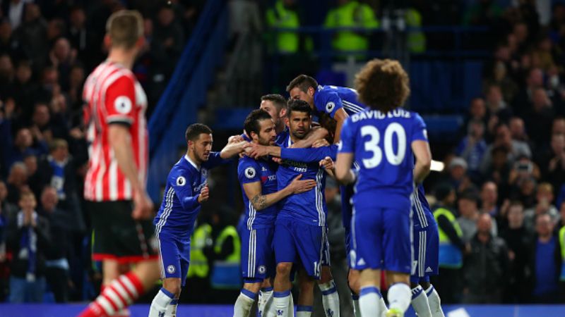 Skuat Chelsea merayakan gol yang dicetak Diego Costa. Copyright: © Clive Rose / Staff / Getty Images