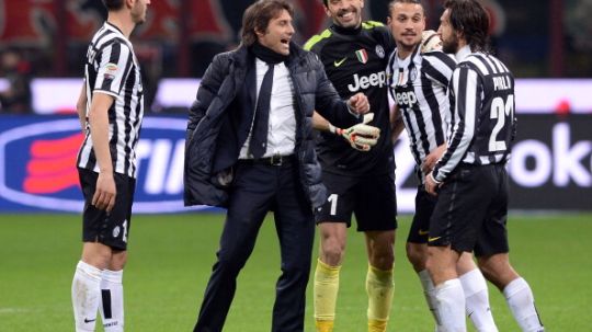 Antonio Conte (kedua dari kiri) saat masih melatih Juventus. Copyright: © Claudio Villa/Getty Images