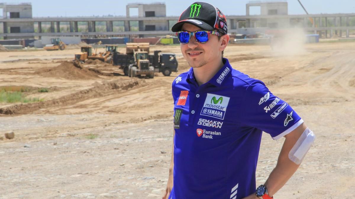 Jorge Lorenzo secara resmi menyatakan akan balapan lagi bersama Yamaha di gelaran MotoGP 2020. Copyright: © MCN