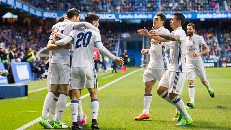 Para pemain Madrid merayakan gol cepat yang dicetak oleh Morata. Copyright: © Juan Manuel Serrano Arce / Stringer / Getty Images