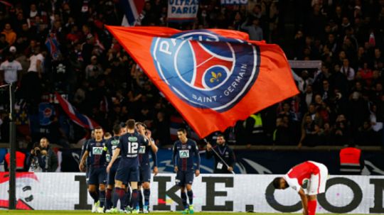 Skuat PSG bersama bendera tim mereka. Copyright: © Johnny Fidelin / Contributor