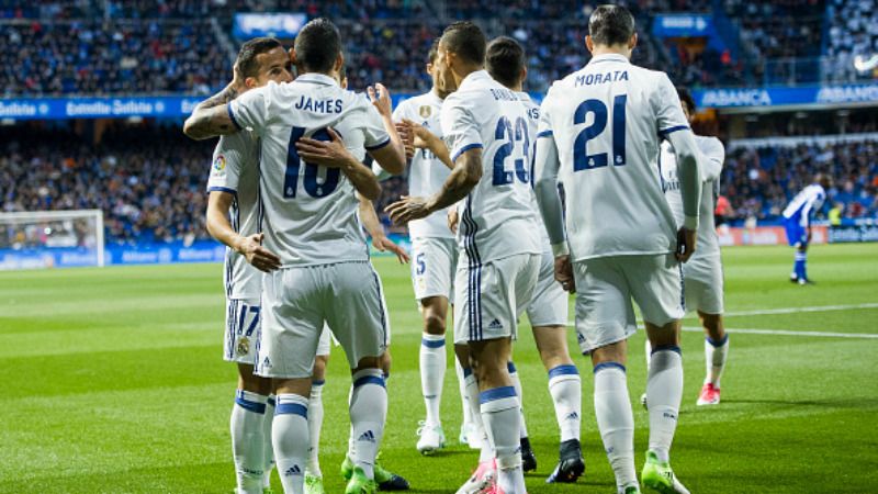 Skuat Real Madrid merayakan gol yang dicetak oleh James Rodriguez. Copyright: © Juan Manuel Serrano Arce / Stringer / Getty Images