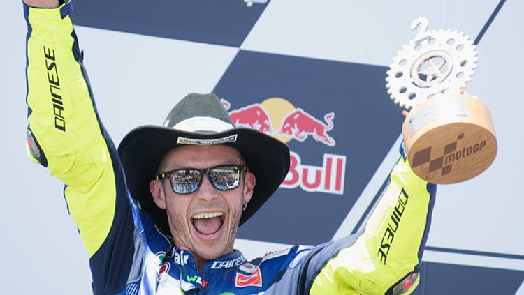 Pembalap Yamaha, Valentino Rossi merayakan keberhasilan naik podium. Copyright: © Getty Images