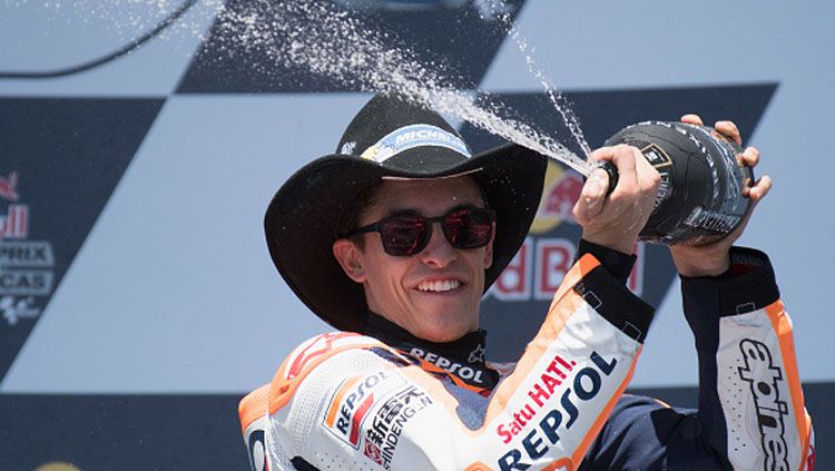 Pembalap Repsol Honda, Marc Marquez merayakan kemenangannya di MotoGP Amerika Serikat. Copyright: © Mirco Lazzari gp/Bongarts/Getty Images