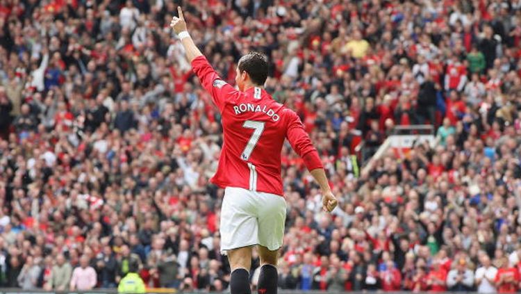 Cristiano Ronaldo sempat melakukan header sensasional hingga buat Manchester United berjaya lawan AS Roma di leg pertama perempatfinal Liga Champions 2007-2008. Copyright: © Chris Coleman/Manchester United via Getty Images