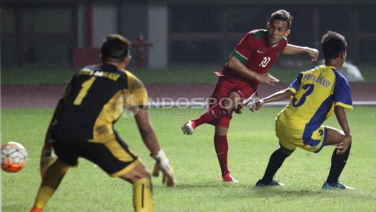 Striker Timnas U-19, Egy Maulana Vikri (tengah) saat mencoba mencetak gol ke gawang Patriot Candrabhaga FC. Copyright: © Herry Ibrahim/Indosport