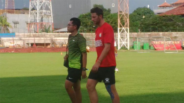 Bek tengah andalan PSM Makassar, Steven Paulle bisa diturunkan saat melawan Persija Jakarta. Copyright: &copy; Muhammad Nur Basri/INDOSPORT