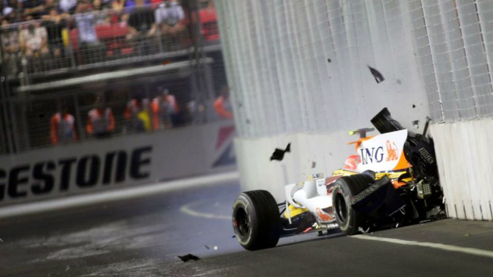 Kecelakaan Nelson Piquet Jr di GP Singapura 2008. Copyright: © F1 Fanatic