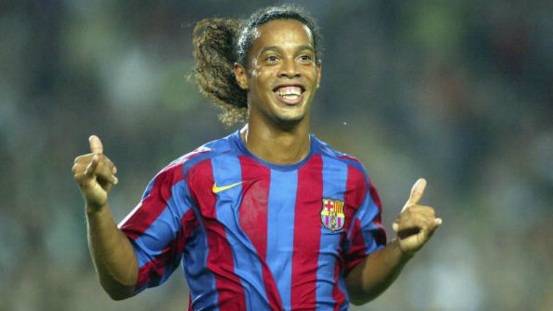 Ronaldinho, salah satu legenda yang menjadi bagian starting XI dalam penampilan terakhir Barcelona di Liga Europa 18 tahun lalu. (Luis Bagu / Stringer / Getty Images) Copyright: © Luis Bagu / Stringer / Getty Images