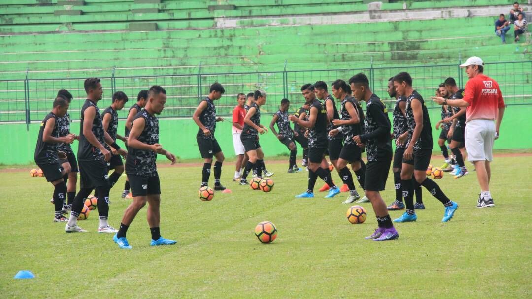 Persiba Balikpapan saat menggelar latihan jelang menghadapi Arema FC. Copyright: &copy; Teddy Rumengan/INDOSPORT