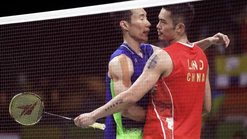 Momen saat Lee Chong Wei dan Lin Dan berpelukan usai pertandingan bulutangkis. Copyright: © chinasportsinsider.com