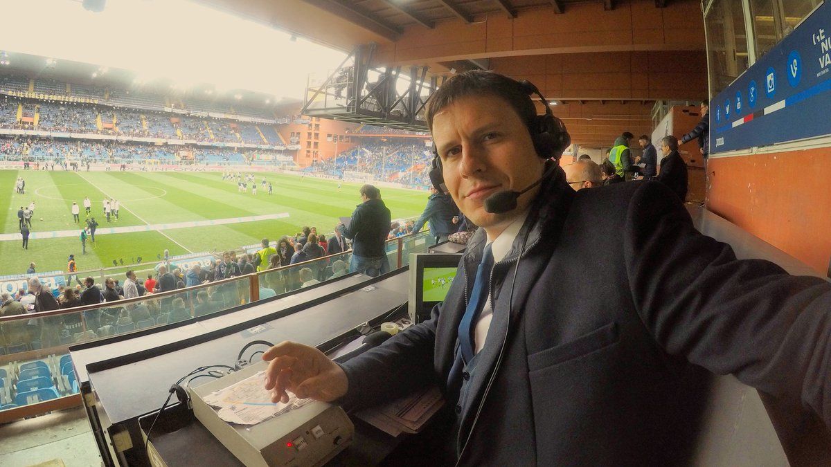 Komentator ofisial Juventus, Enrico Zambruno, saat hendak memberikan komentor di laga Juventus vs Sampdoria. Copyright: &copy; Twitter