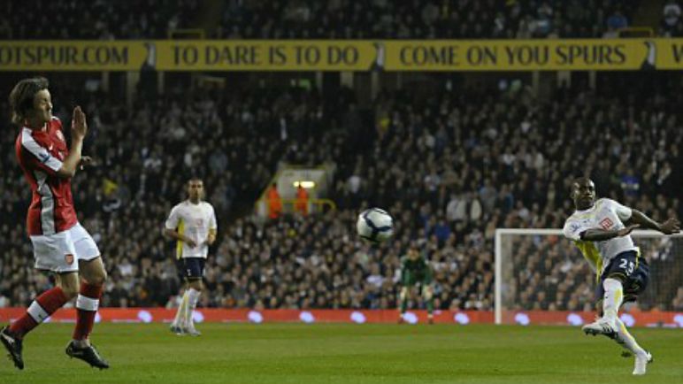 Danny Rose (kanan) mencetak gol debut di laga perdananya, ketika melawan Arsenal. Copyright: © Daily Mail