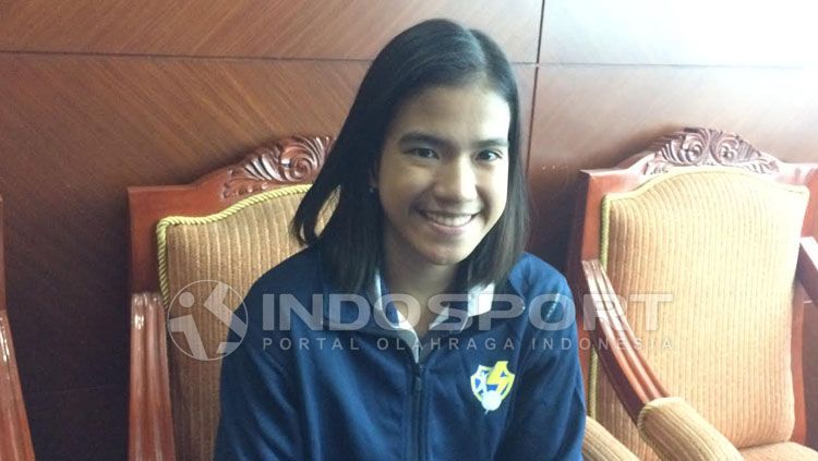 Nama Shella Bernadetha mencuat di kompetisi bola voli nasional, Proliga 2020. Shella punya pesona mengagumkan saat bertanding. Copyright: © Lanjar Wirarti/Indosport.com