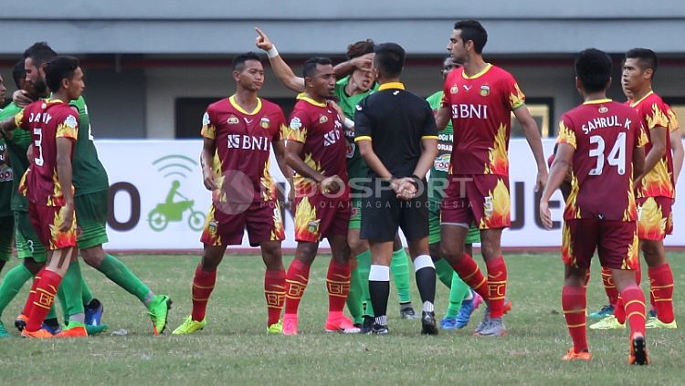 Laga Bhayangkara FC dan PS TNI sempat tehenti akibat insiden yang terjadi antarpemain. Copyright: © Herry Ibrahim/INDOSPORT