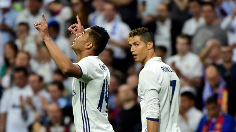 Casemiro dan Ronaldo saat masih satu tim di Real Madrid. Copyright: © GERARD JULIEN / Staff / Getty Images