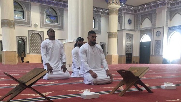 Anthony Joshua saat melakukan salat bersama rekannya. Copyright: © @UnalUnaldilek