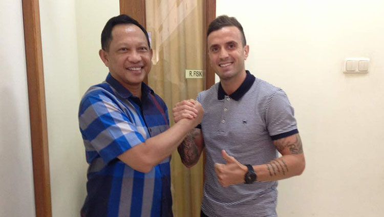 Paulo Sergio (kanan) dan bersama Kapolri Tito Karnavian. Copyright: © ofisial Bhayangkara FC