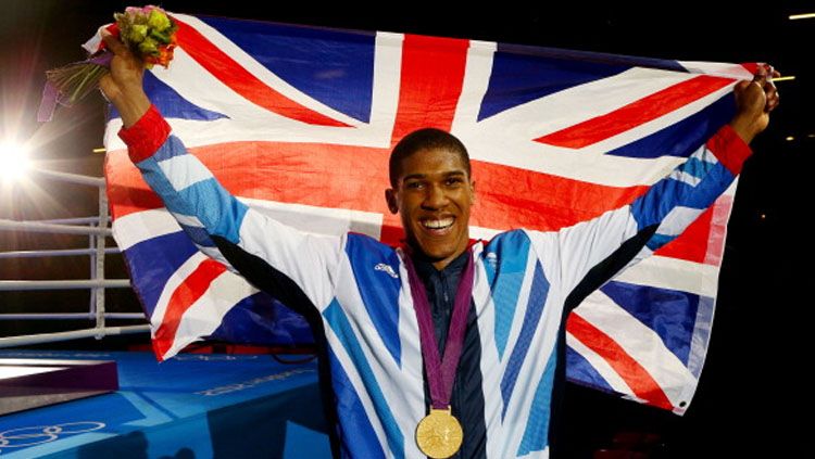 Anthony Joshua kibarkan bendera negara di Olimpiade 2012. Copyright: © Scott Heavey/Getty Images