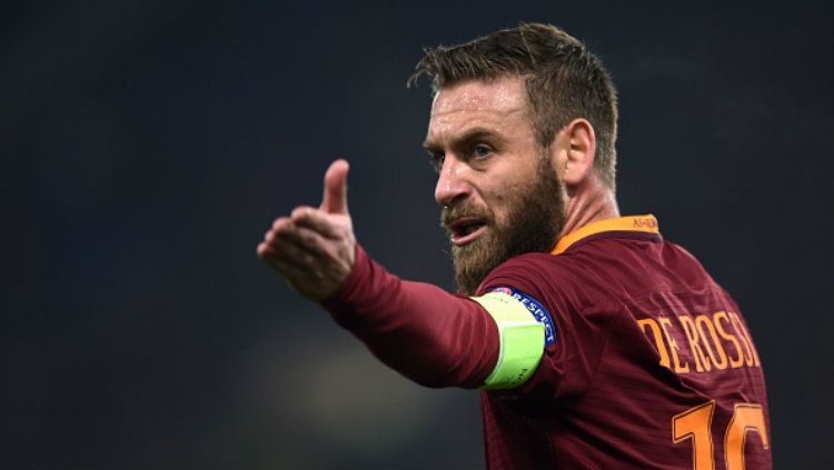 Gelandang bertahan sekaligus kapten AS Roma, Daniele De Rossi. Copyright: © FILIPPO MONTEFORTE/AFP/Getty Images