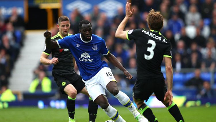 Romelu Lukaku dalam penjagaan ketat para pemain Chelsea. Copyright: © Clive Brunskill/Getty Images