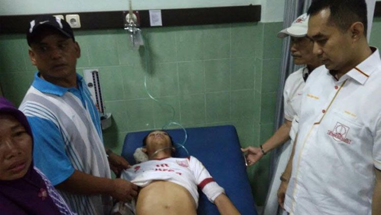 Pemain Persis Solo dilarikan ke rumah sakit usai menjadi korban perkelahian di Derby Soloraya. Copyright: &copy; Ghozi El Fitra/INDOSPORT.