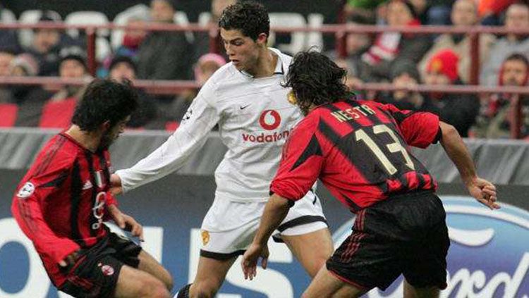 Cristiano Ronaldo saat dikawal ketat oleh Alessandro Nesta dan Gennaro Gattuso Copyright: © Sportskeeda.com