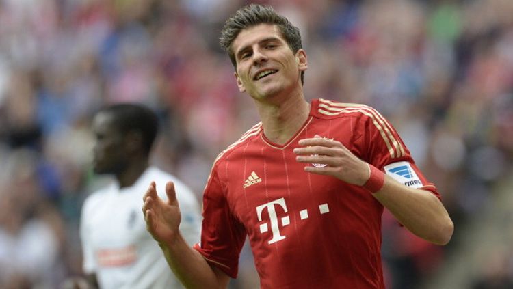 Mantan bintang Bayern Munchen, Mario Gomez, mengumumkan gantung sepatu usai membantu timnya VfB Stuttgart promosi ke kompetisi Bundesliga Jerman musim depan. Copyright: © CHRISTOF STACHE/AFP/Getty Images